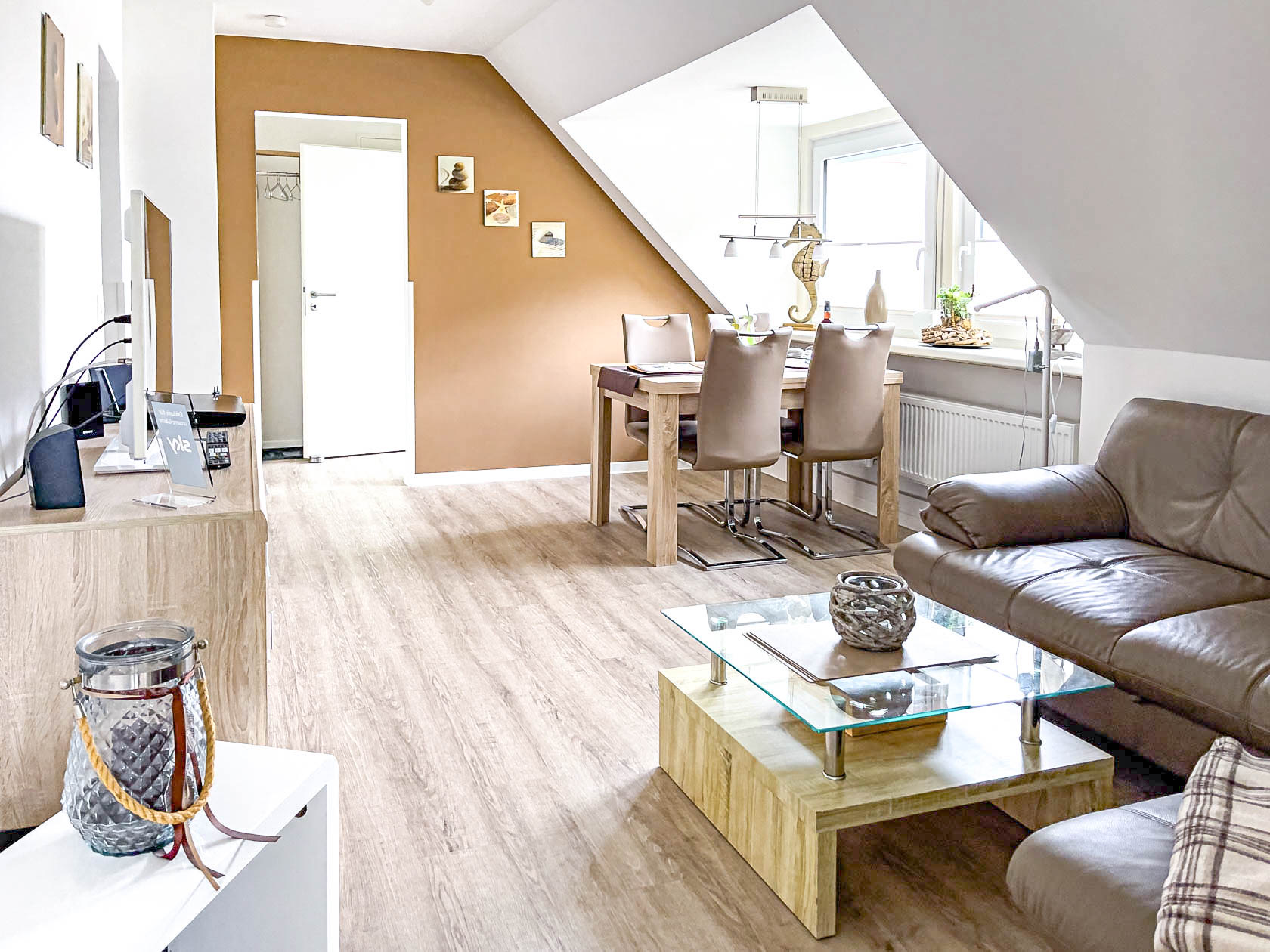 Lichtdurchflutetes Wohnzimmer der Ferienwohnung Seeblick mit Meerblick